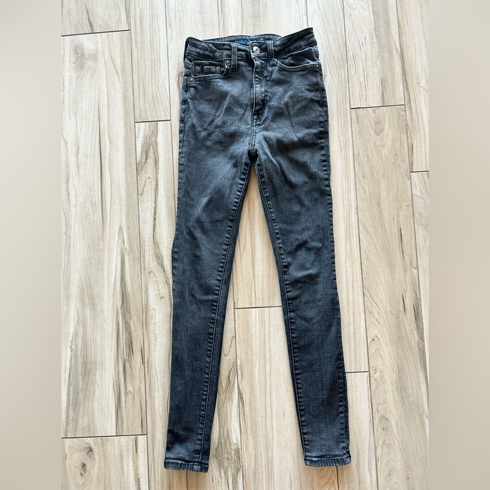 Black skinny jeans.